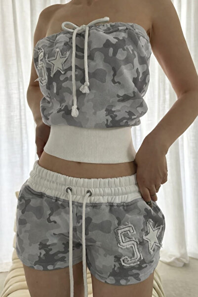 İlayda Toprak Σετ σορτς και τοπ με μοτίβο καμουφλάζ σε γκρι χρώμα, χωρίς τιρά...