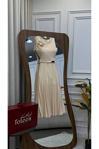 TOLEEN Angham's dress is beige