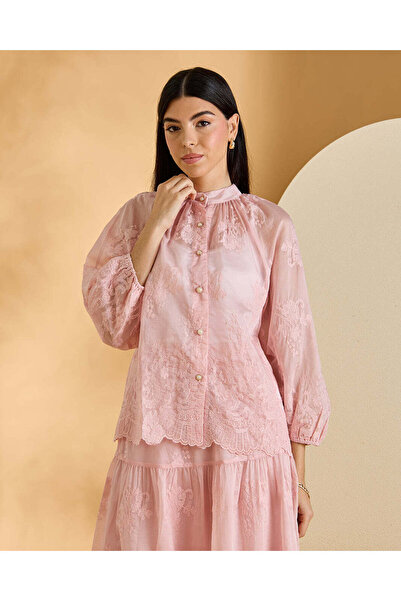 REDTAG بلوزة نسائية وردية اللون مطرّز أمامية