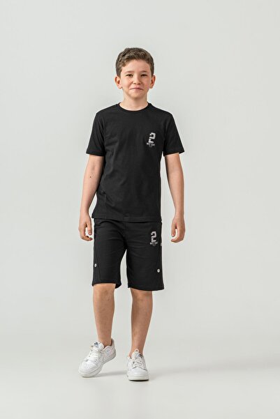 Mışıl Kids شورت للأولاد مطبوع من الأمام مع أزرار سفلية مطبوعة على الساق اليسر...