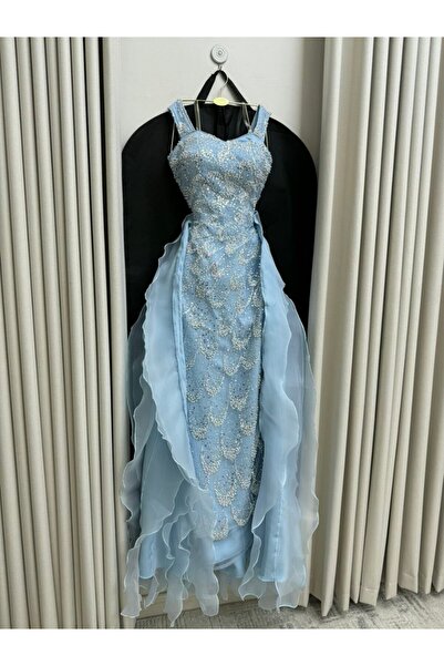 LAMSAT LATIN An elegant evening dress in a light sky blue color, featuring a ...