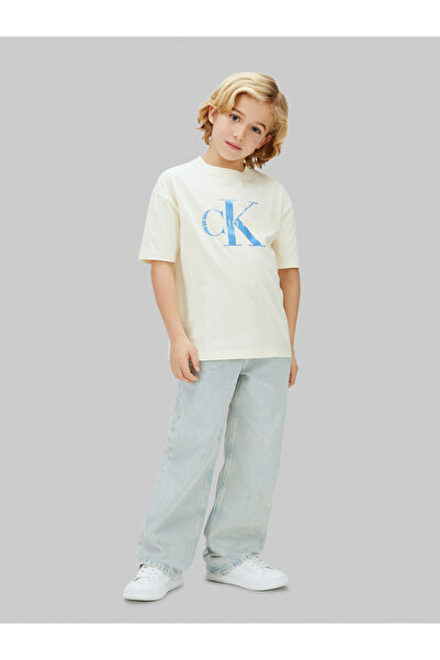 Calvin Klein تيشيرت جينز بشعار مونغرام بأكمام قصيرة