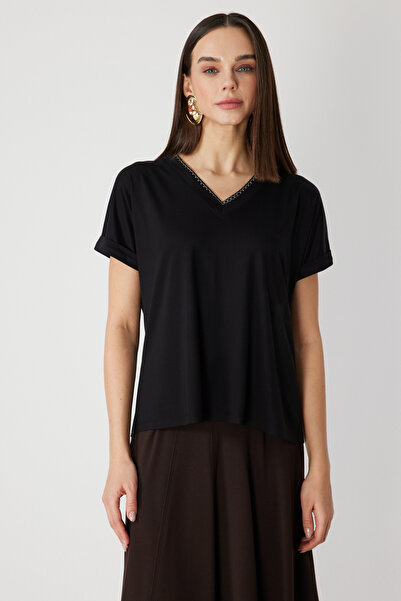 ON Μπλουζάκι με λαιμόκοψη V και αλυσίδα στο λαιμό