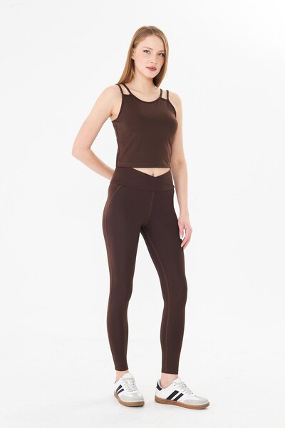 Sortie طقم ليجنز رياضي بحزام مزدوج وتفاصيل عند الخصر على شكل حرف V باللون البني