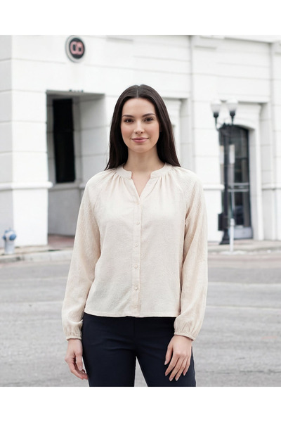 REDTAG بلوزة نسائية بلون كريمي اللون، بأزرار أمامية ذو ملمس بارز