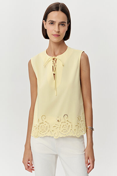 Exquise Sleeveless Lace-Up Collar Regular Blouse with Embroidery