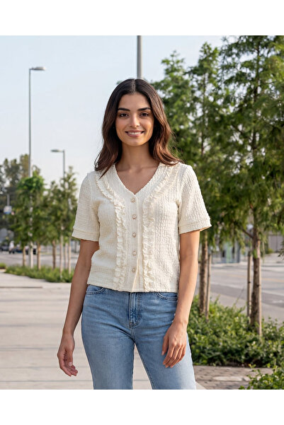 REDTAG بلوزة نسائية كريمية اللون ذات ملمس مميز وأزرار أمامية