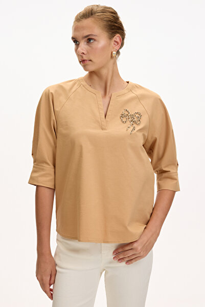 Exquise V-Neck Embroidered Short Sleeve Regular Blouse