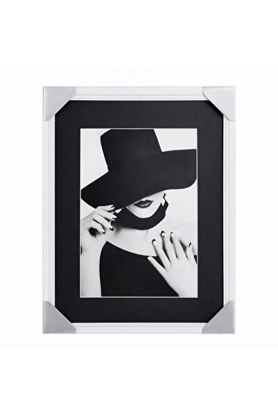 foto Ramă decorativă cu imagine artistică alb-negru, ramă albă cu colțuri arg...