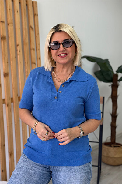 By Esra Celkan بلوزة زرقاء بياقة بولو وأزرار وأكمام قصيرة من الفيسكوز والليكرا