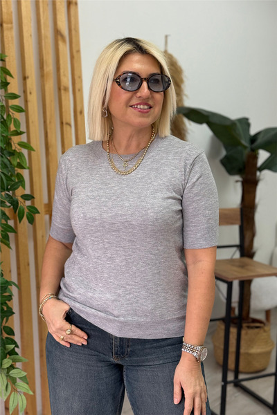 By Esra Celkan ملابس تريكو ليكرا رمادية اللون بأكمام قصيرة وياقة دائرية