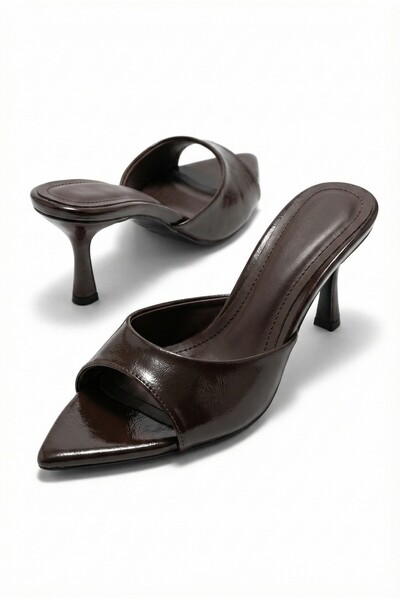 GİAMGİA STORE شبشب نسائي من الجلد اللامع بكعب عالٍ وحزام واحد ومقدمة مدببة لف...