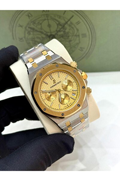 Watch A men's watch with a sophisticated design that combines elegance and pr...