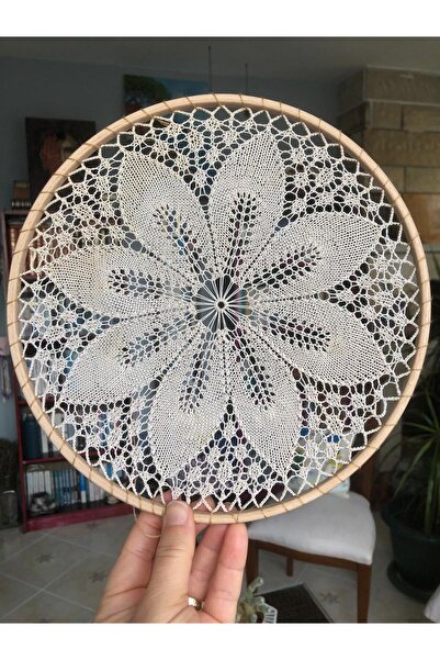 ByTUNCA Ahşap Kasnakta Dantel İşlemeli Duvar Dekoru: 26 CM – Krem Rengi El Ya...