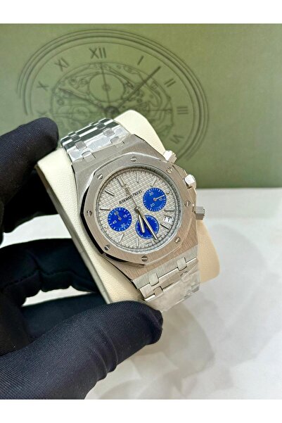 Watch A men's watch with a sophisticated design that combines elegance and pr...