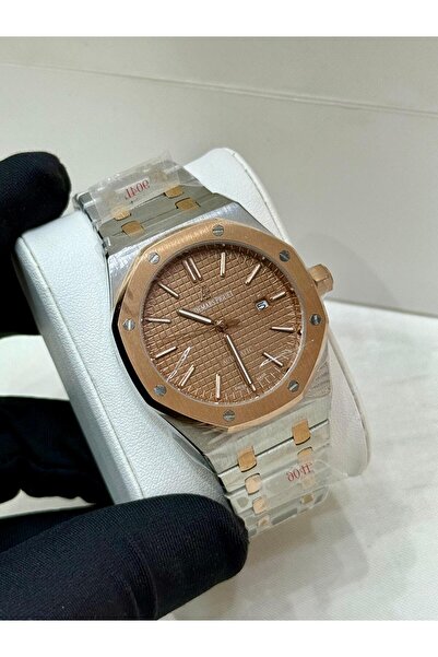 Watch A men's watch with a sophisticated design that combines elegance and pr...