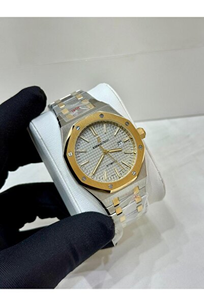 Watch A men's watch with a sophisticated design that combines elegance and pr...