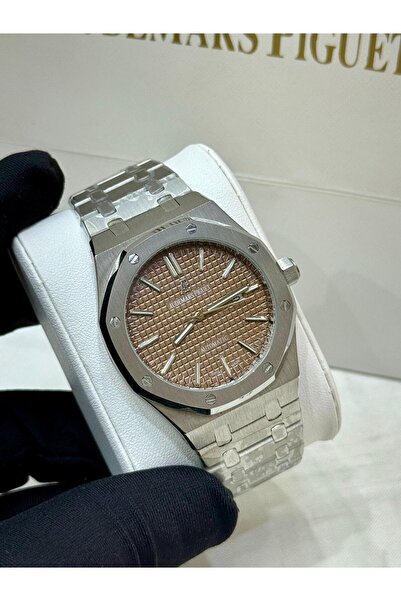 Watch A men's watch with a sophisticated design that combines elegance and pr...