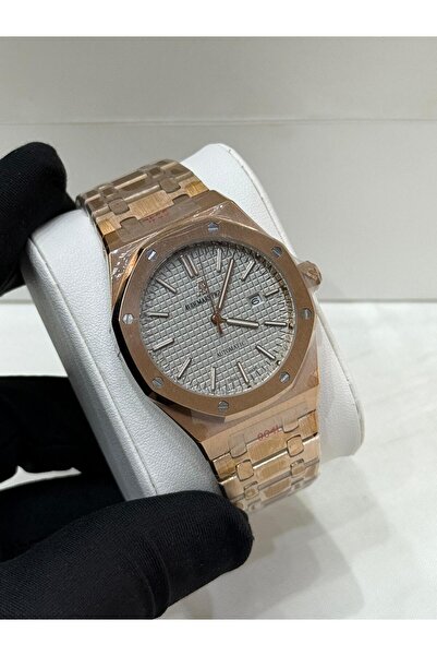 Watch A men's watch with a sophisticated design that combines elegance and pr...