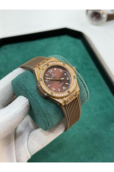 Watch A men's watch with a sophisticated design that combines elegance and pr...