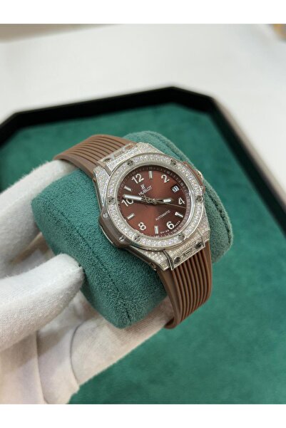 Watch A men's watch with a sophisticated design that combines elegance and pr...