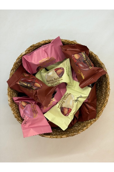 KÖKNAR SÜTLÜ ÇİLEKLİ BEYAZLI ÇİKOLATA KAPLI BADEMLİ HURMA 250G