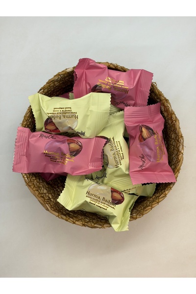 KÖKNAR ÇİLEKLİ BEYAZLI ÇİKOLATA KAPLI BADEMLİ HURMA 250G