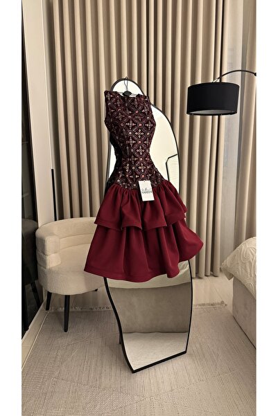 Nareen Fashion A short, luxurious burgundy evening dress that exudes elegance...