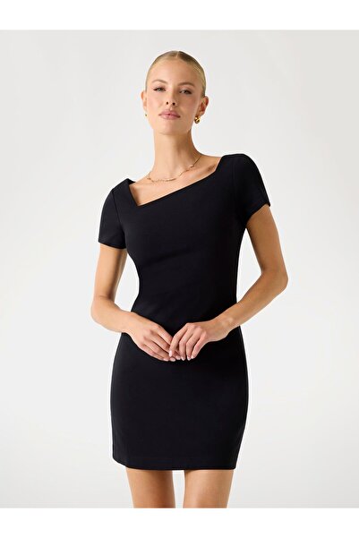 Guess فستان قصير ضيق من الأعلى وواسع من الأسفل