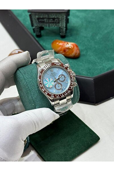 Watch A men's watch with a sophisticated design that combines elegance and pr...