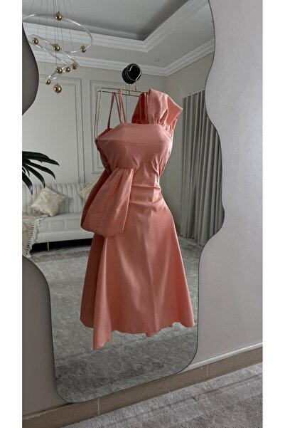 Special-DIARA An elegant evening dress in a charming apricot color, featuring...