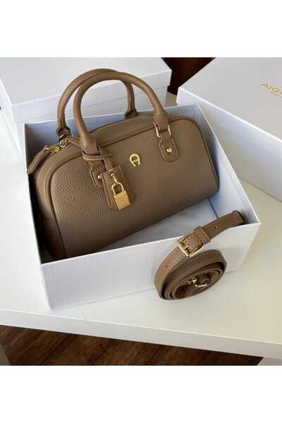 Generic Shoulder bag with accessories, first class