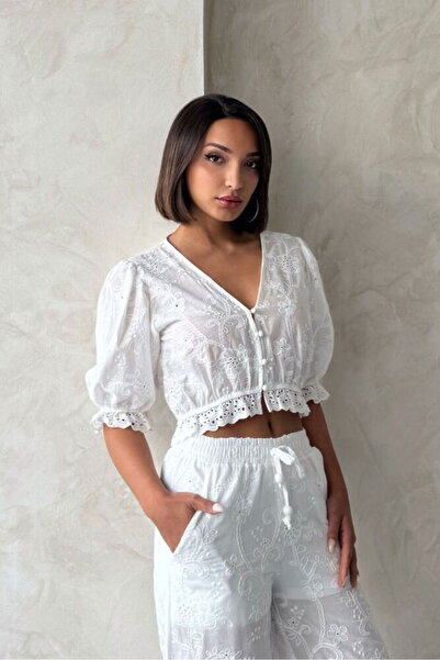 Caddebostan Moda Scalloped Detailed Embroidered V-Neck Short Sleeve Crop Blouse