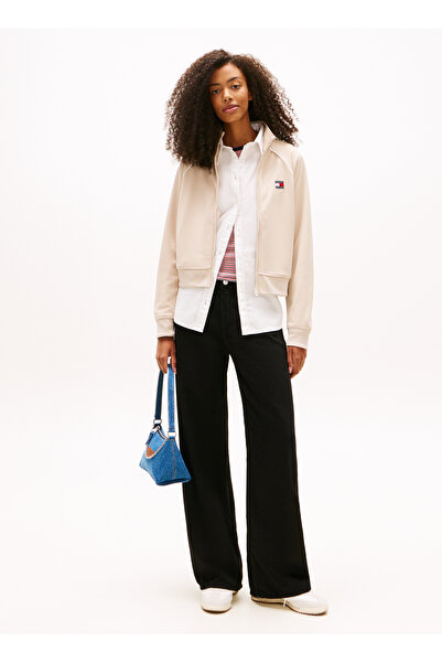 Tommy Jeans Bej Kadın Dik Yaka Standart Fit Nakışlı Sweatshirt TJW BADGE TRAC...