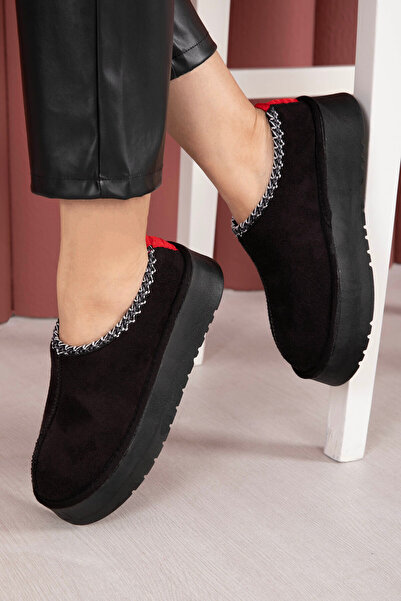 EBRUTESETTÜR حذاء قصير بنعل سميك من الفرو باللون الأسود