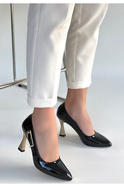 Celira Pantofi cu toc de damă din piele lăcuită neagră