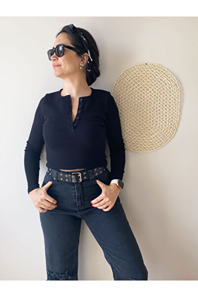 Burcu Özpıranga QUST FİTİLLİ DÜĞMELİ SİYAH LİKRALI BLUZ