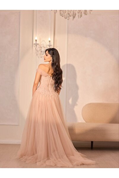 FASHION فستان سهرة "نيود" ناعم، يتميز بتطريزات هندسية براقة وأكتاف منسدلة تمن...