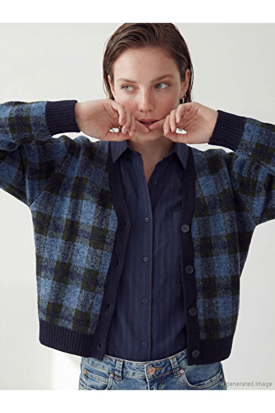 LC Waikiki Rmz Gi̇yi̇m Farkiyla V Plaid Embroidered Loose Fit Women's Knitwea...