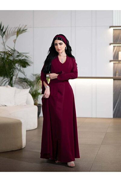 FASHION فستان عنابي بفتحة صدر V وأزرار أمامية، تصميم ناعم يبرز جمال القوام.