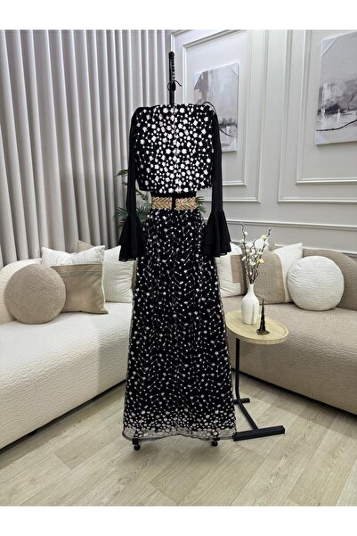 FASHION A black set Patterned with small white flowers, with a gold Belt and ...