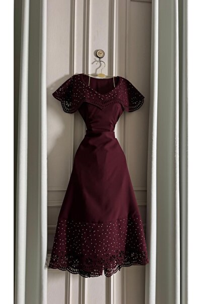 Larn-dress A distinctive burgundy dress
