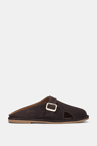 selin shoes شبشب نسائي من الجلد الطبيعي بتصميم غير متماثل ومشبك ذهبي قابل للت...