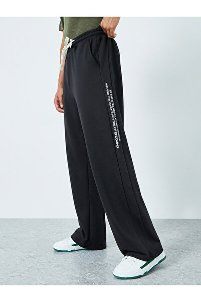 Styli Men Black Minimal Print Relaxed Fit Joggers