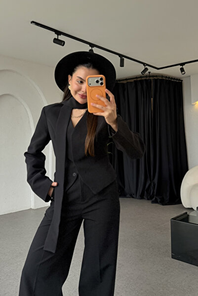 Gizem Ecemiş سترة شيروا سوداء مع شال