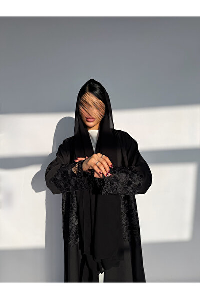 outline Eid Elegance – A black abaya with distinctive details