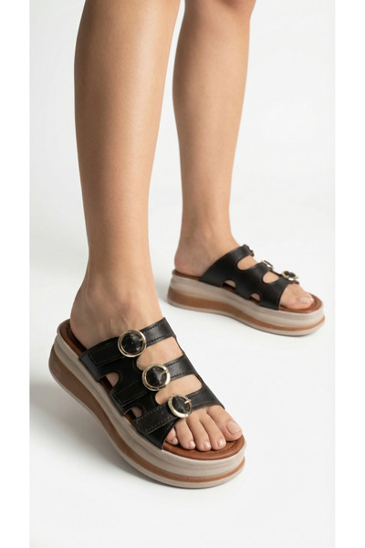 Limeo صندل نسائي صيفي مريح بكعب عالٍ وتفاصيل مشبك ذهبي دائري بثلاثة خطوط