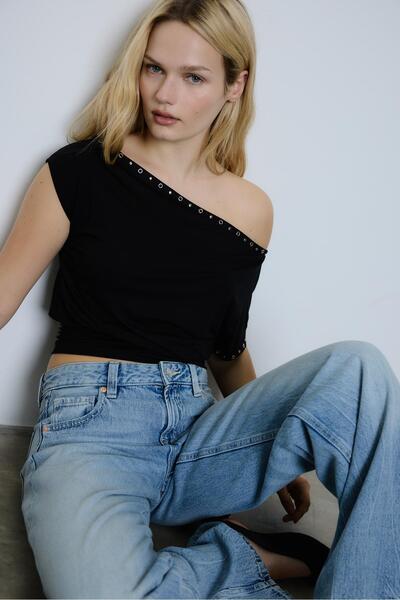 Stradivarius Asimetrik zımbalı t-shirt