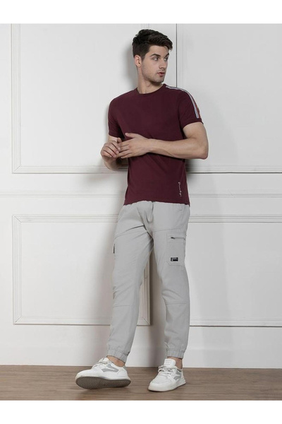 Dennis Lingo By Styli تيشيرت رجالي بلون عنابي ، قصة ضيقة وياقة دائرية