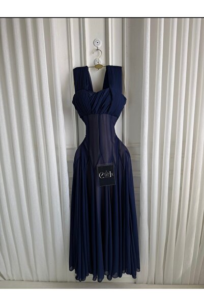 Cutie A navy blue evening dress with an elegant design and a flowing pleated ...
